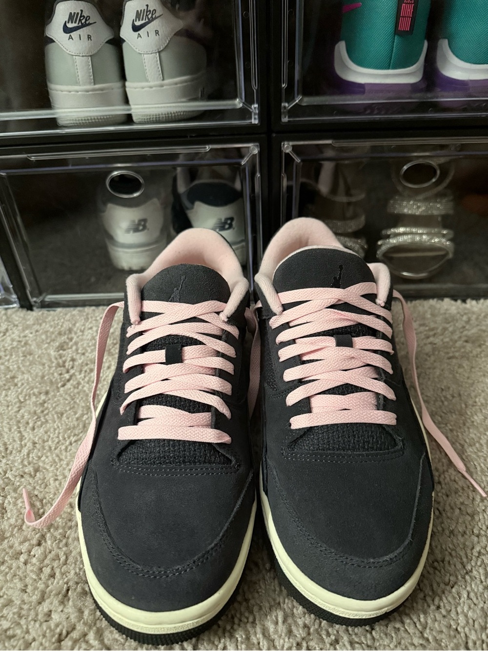 Jordan Flight Court Neopolitan featuring a dark suede upper contrasted